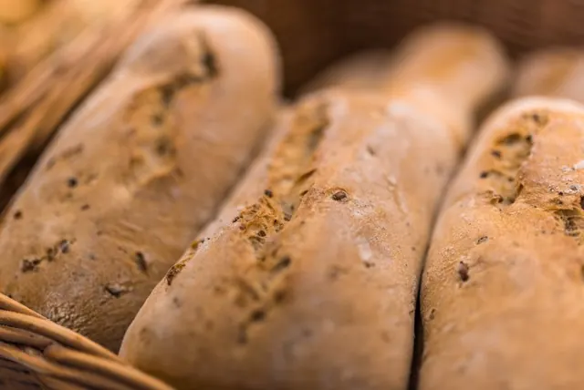 Filoni di pane artigianale appena sfornati