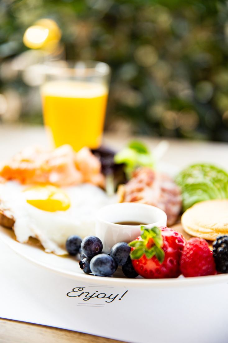 California Breakfast: uova, bacon, avocado, salmone e pancake