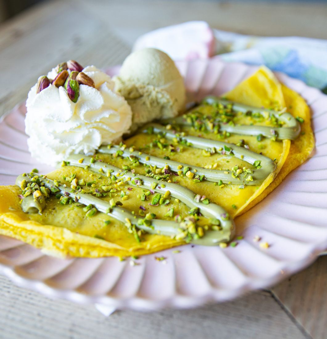 Crêpe con crema al pistacchio, gelato e panna