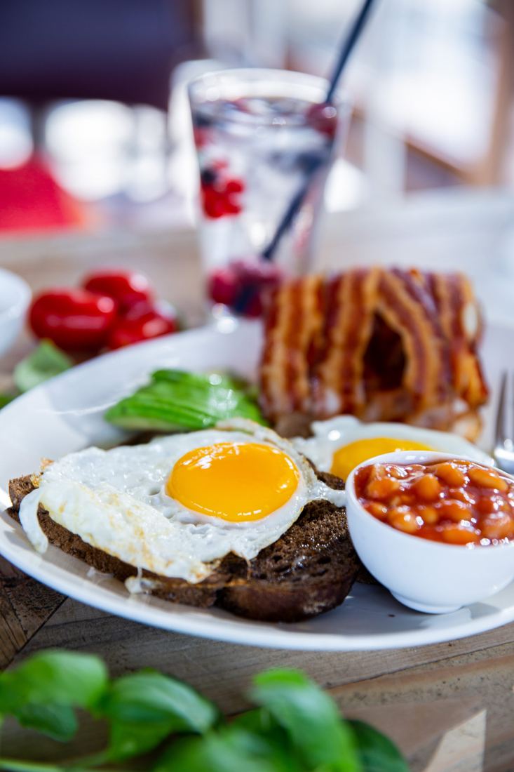 English Breakfast con uova all'occhio, bacon e fagioli