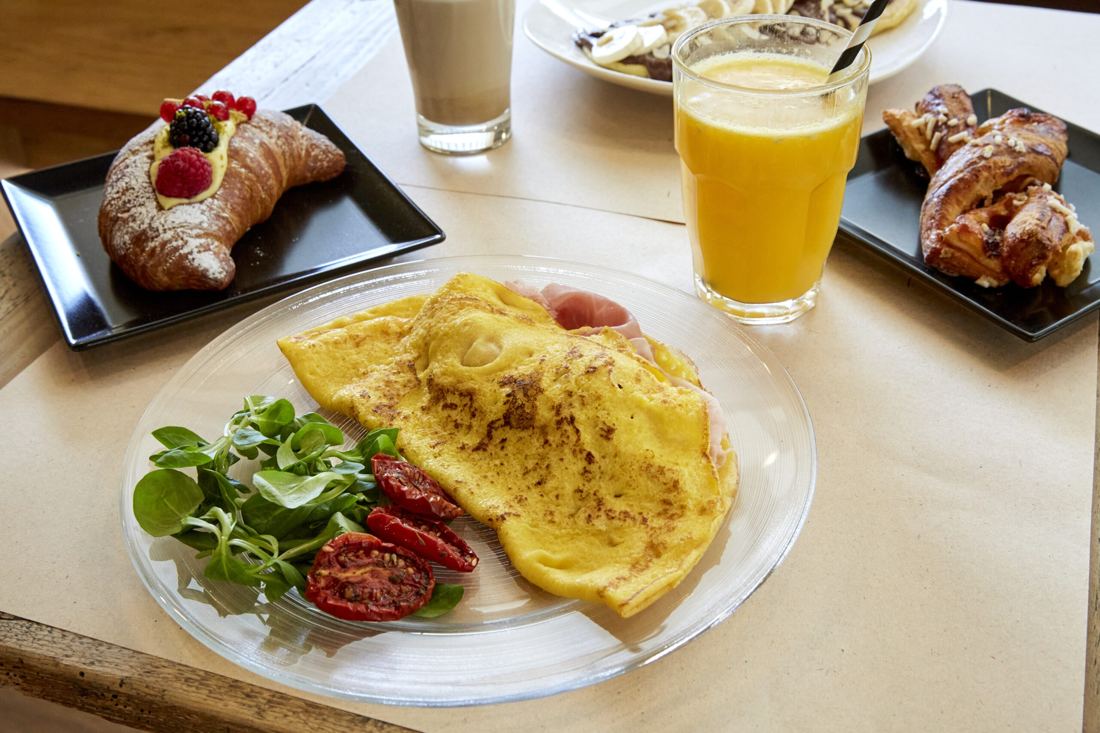 Omelette con insalata e pomodorini