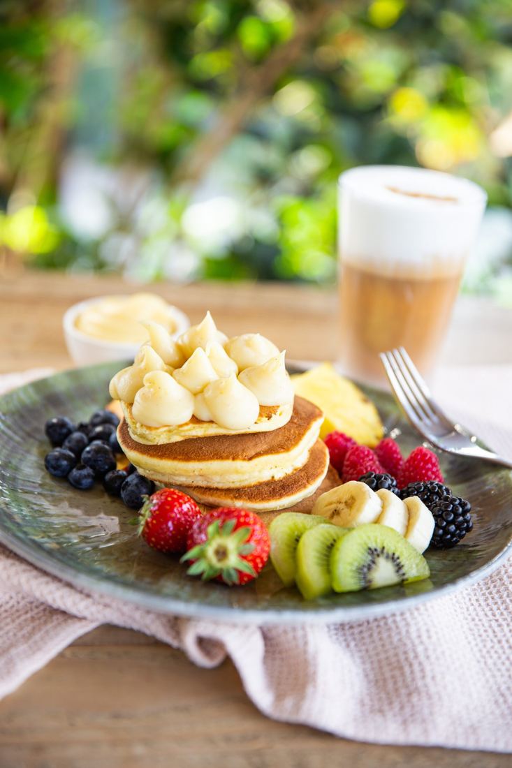 Pancake con crema pasticcera, frutta fresca e sciroppo d'acero