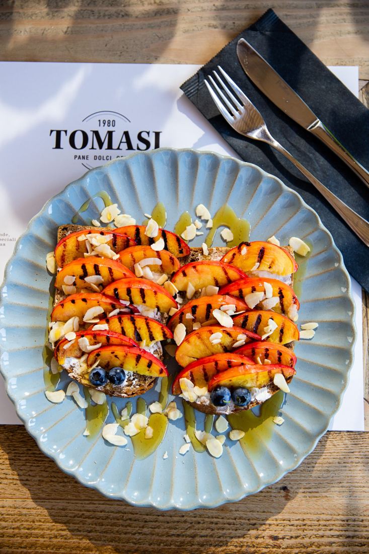 Ape Maia Toast con pesche noci grigliate e mandorle